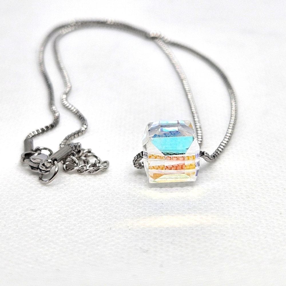 Cubic neck sparkling rainbow